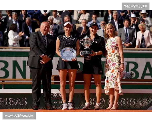 万卓索娃反手切削技术解析草地赛场上的致胜秘诀